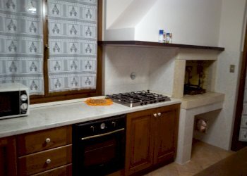 Cucina con camino - Villa Strada Provinciale 142 32, Passignano sul Trasimeno - foto 5
