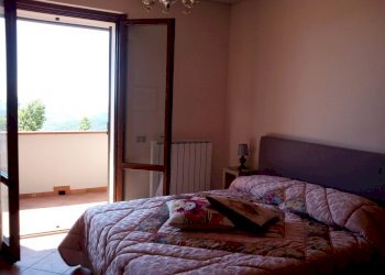 Camera matrimoniale con terrazzo vista Lago Trasim - Villa Strada Provinciale 142 32, Passignano sul Trasimeno - foto 12