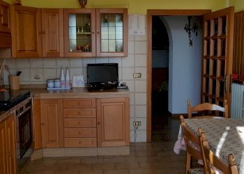 14.jpg - Portion of a house Via Etruria, Castiglione del Lago - photo 15