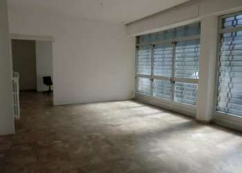 ID_279697_4.jpg - Locale Commerciale Viale G. Puccini, Lucca - foto 2