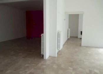 ID_279697_3.jpg - Locale Commerciale Viale G. Puccini, Lucca - foto 10