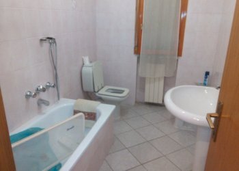 IMG_20180126_163834.jpg - Locale Commerciale Via di Mezzo II, Lucca - foto 4