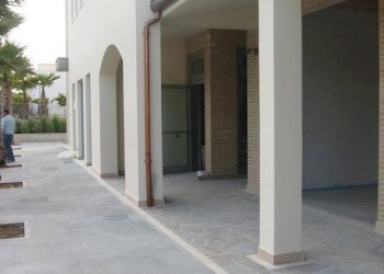 ingresso e portico.JPG - Locale Commerciale valtesino, Ripatransone - foto 3