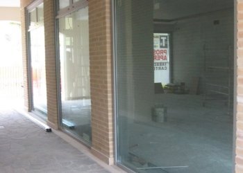 Vetrina laterale.JPG - Locale Commerciale valtesino, Ripatransone - foto 7