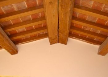 2 Travi in castagno della veranda (640x360).jpg - Appartamento Corropoli - foto 13