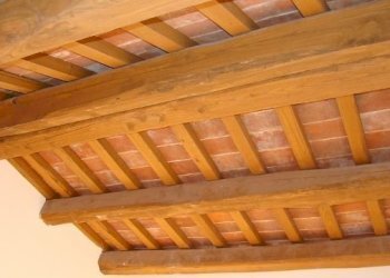 Travi in castagno della veranda (640x360).jpg - Appartamento Corropoli - foto 18