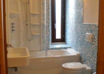 bagno con vasca-doccia (480x640).jpg - Attico Corropoli - foto 4