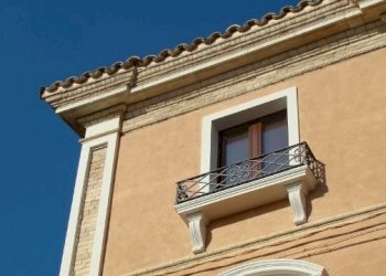 Cornicione facciata principale con balconcino-fior - Attico Corropoli - foto 7