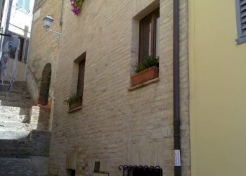 03 facciata laterale lato strada.jpg - Villa Fermo - foto 20