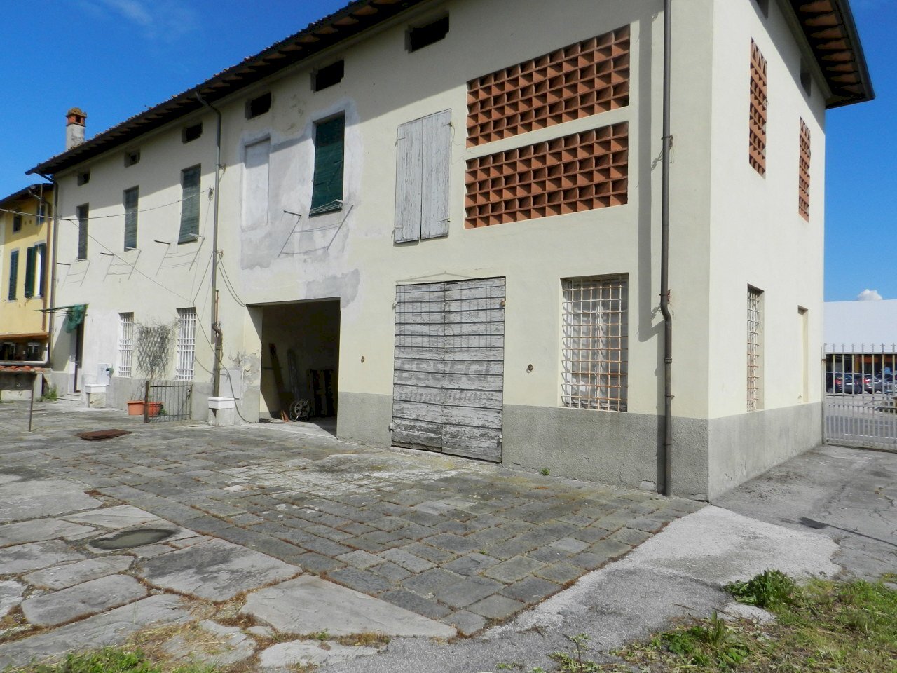 Ampio fabbricato fronte strada con parcheggio - Terratetto - Terracielo Via della Chiesa XXI 145, Lucca - foto 2