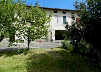 Ampio fabbricato fronte strada con parcheggio - Terratetto - Terracielo Via della Chiesa XXI 145, Lucca - foto 1