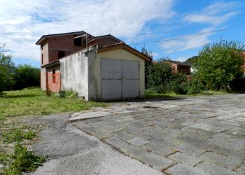 Ampio fabbricato fronte strada con parcheggio - Terratetto - Terracielo Via della Chiesa XXI 145, Lucca - foto 3