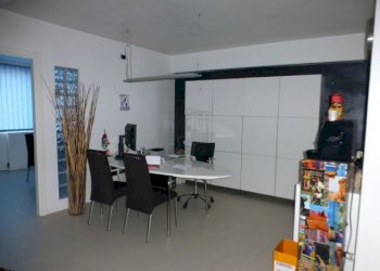 P1090722.JPG - Ufficio Viale cadorna, arancio 1, Lucca - foto 1