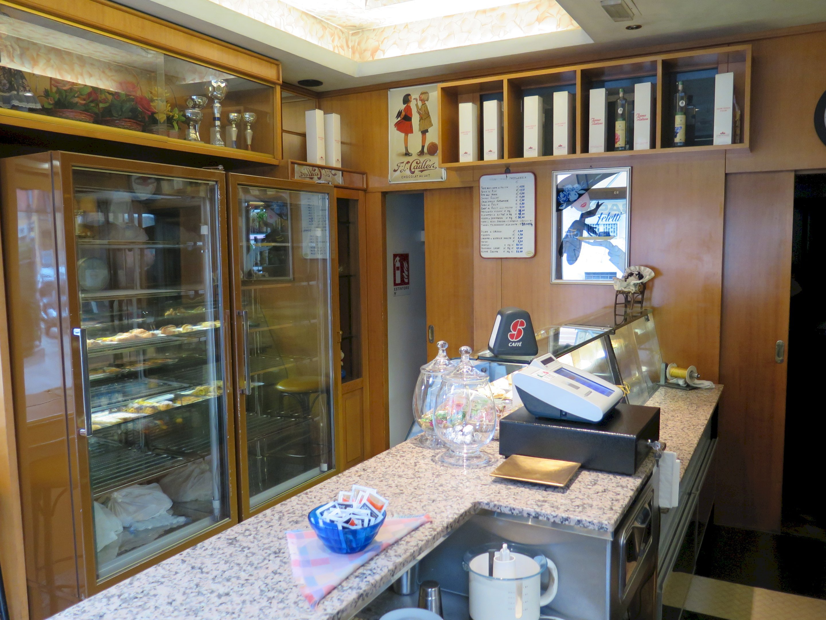 Shop via Mazzini/ad.ze Mengoli, Bologna (neighborhood Santo Stefano) - photo 2