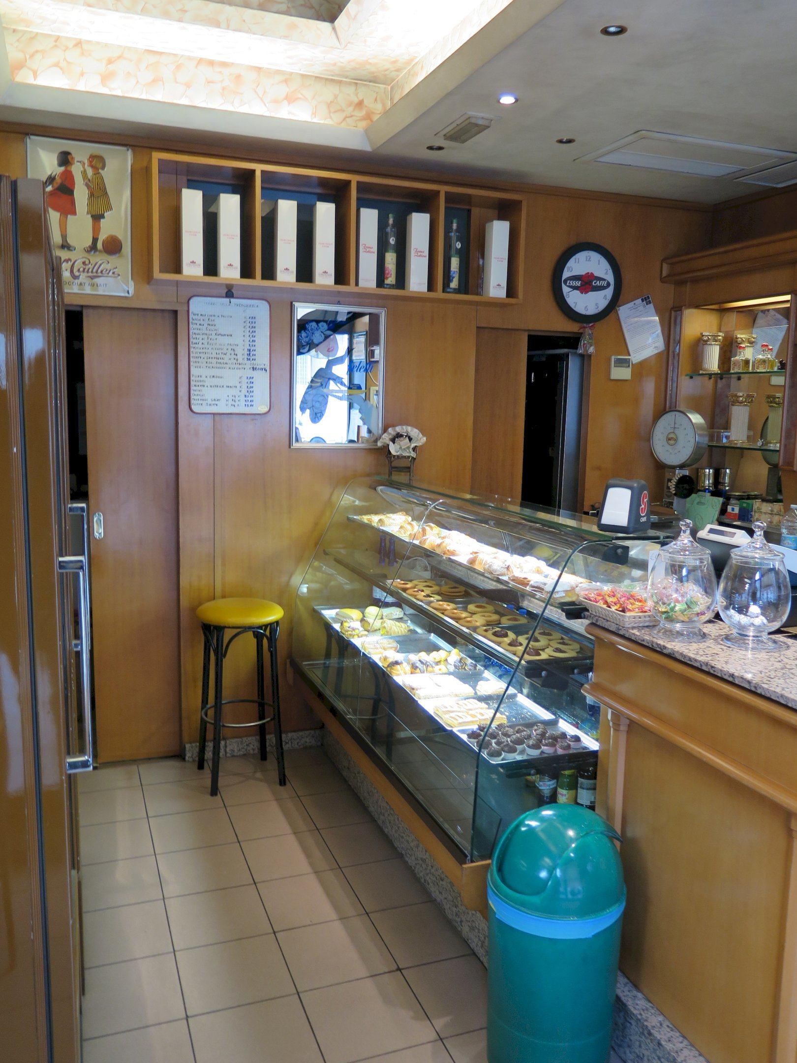 Shop via Mazzini/ad.ze Mengoli, Bologna (neighborhood Santo Stefano) - photo 3