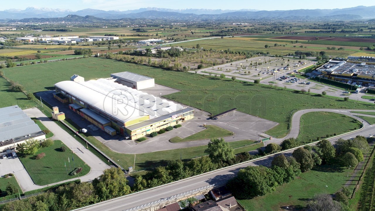 CAPANNONE FACCIATA PRINCIPALE - Locale Commerciale Via Venuti Padre e Figlio 8, Gradisca d'Isonzo - foto 1