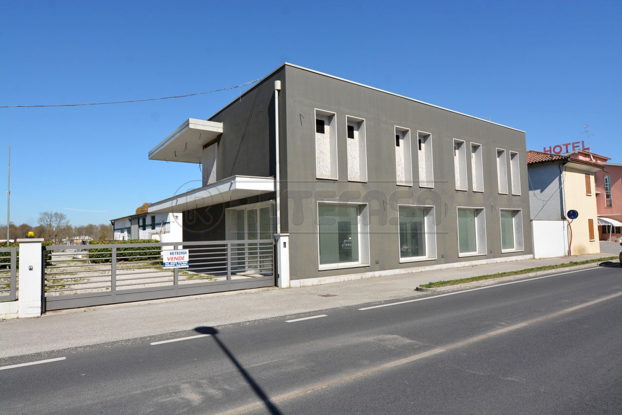 FACCIATA - Locale Commerciale Via Terza Armata 46, San Giorgio di Nogaro - foto 1