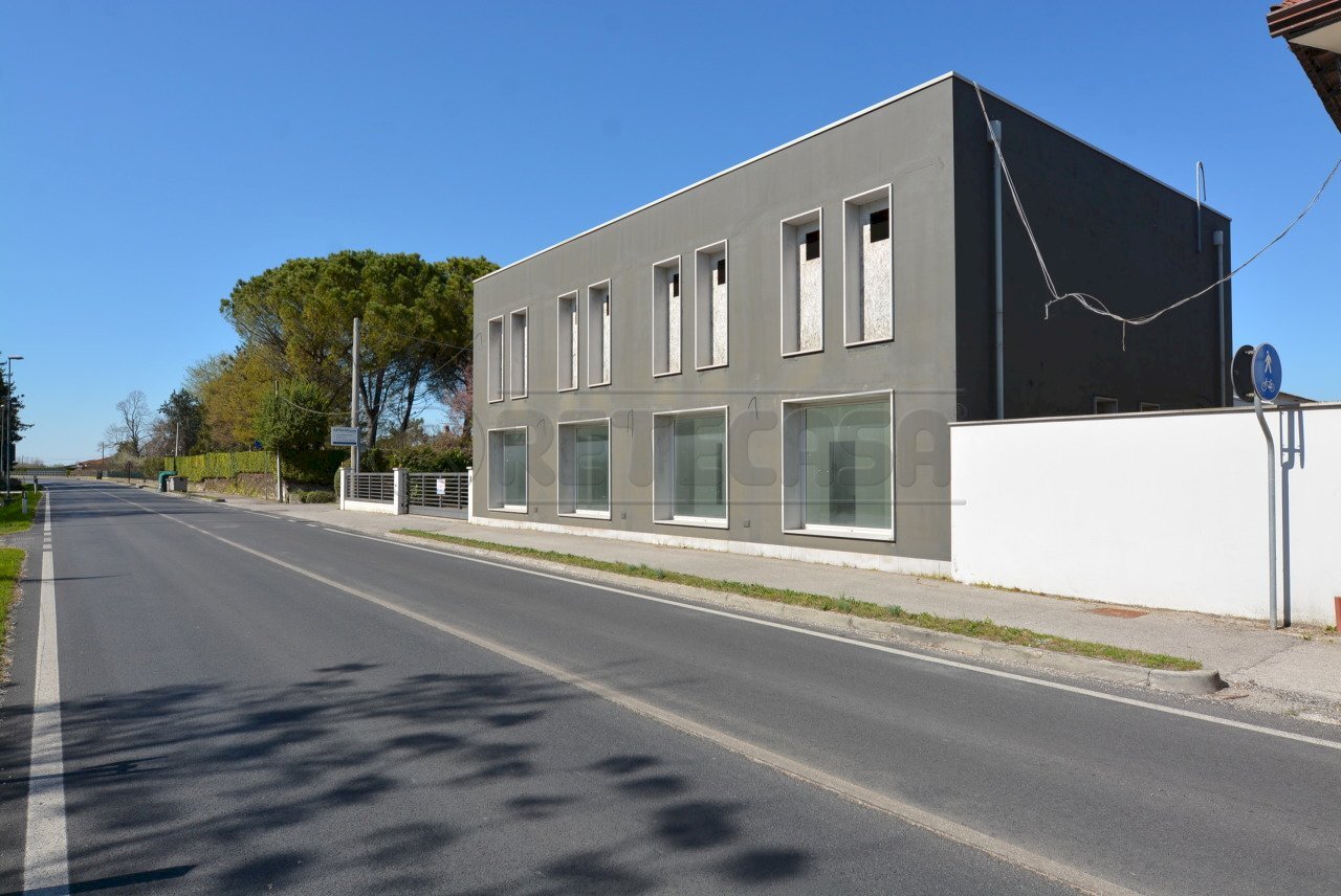 FACCIATA - Locale Commerciale Via Terza Armata 46, San Giorgio di Nogaro - foto 2