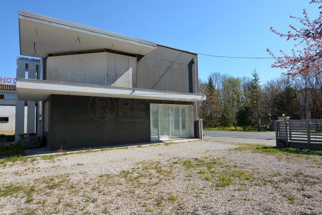 VISTA LATERALE - Locale Commerciale Via Terza Armata 46, San Giorgio di Nogaro - foto 3