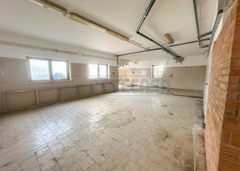 LABORATORIO - Locale Commerciale VIA ANTON LAZZARO MORO 12, Udine - foto 12