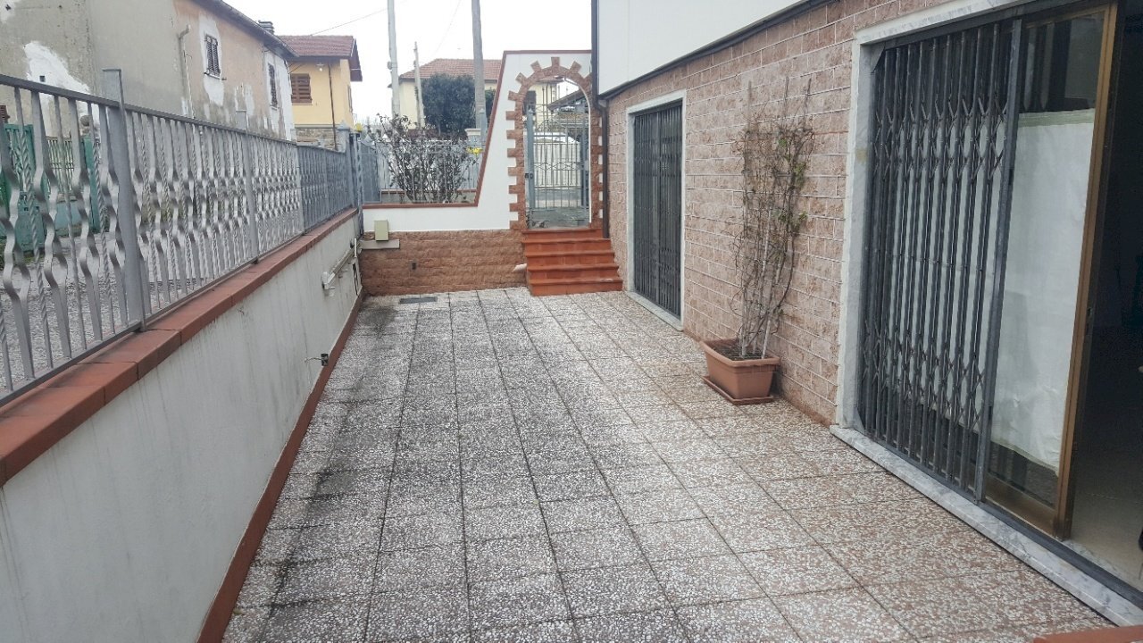 20180313_120005_resized.jpg - Locale Commerciale Massa - foto 1