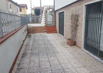 20180313_120005_resized.jpg - Locale Commerciale Massa - foto 1