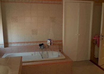 bagno con vasca - Appartamento Via Cavour 65/B, Ventimiglia - foto 4