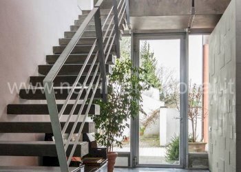 Ingresso e scala - Villa via Castellaro, frazione Fontia, Carrara - foto 12