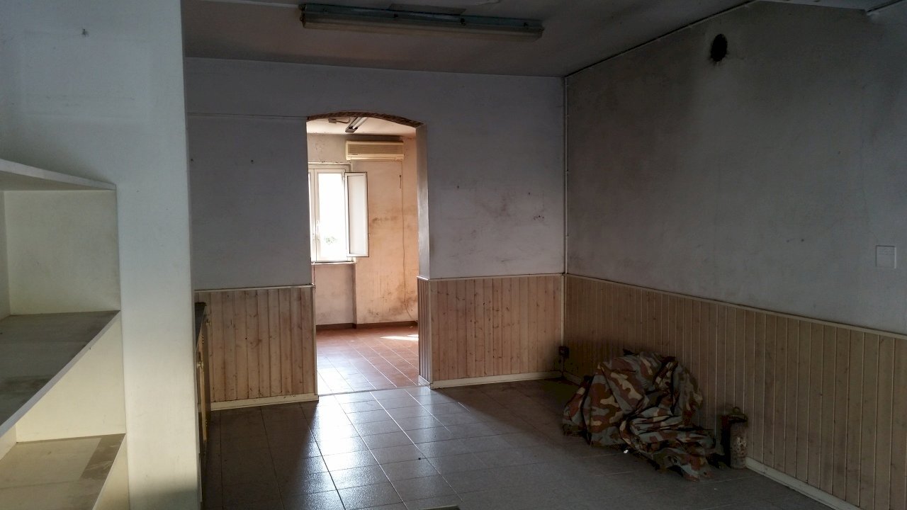20150319_103726.jpg - Commercial Premises via sarzanese, Lucca - photo 2