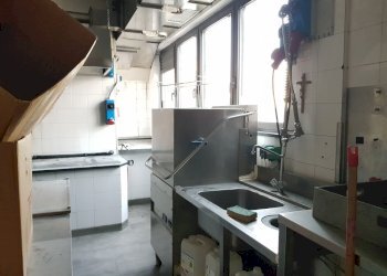 20211025_173342.jpg - Locale Commerciale viale europa, Lucca - foto 2