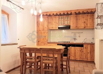 AFFITTO DOLONNE - CUCINA COMPLETAMENTE ACCESSORIAT - Trilocale Via Grapillon 7, frazione Dolonne, Courmayeur - foto 3