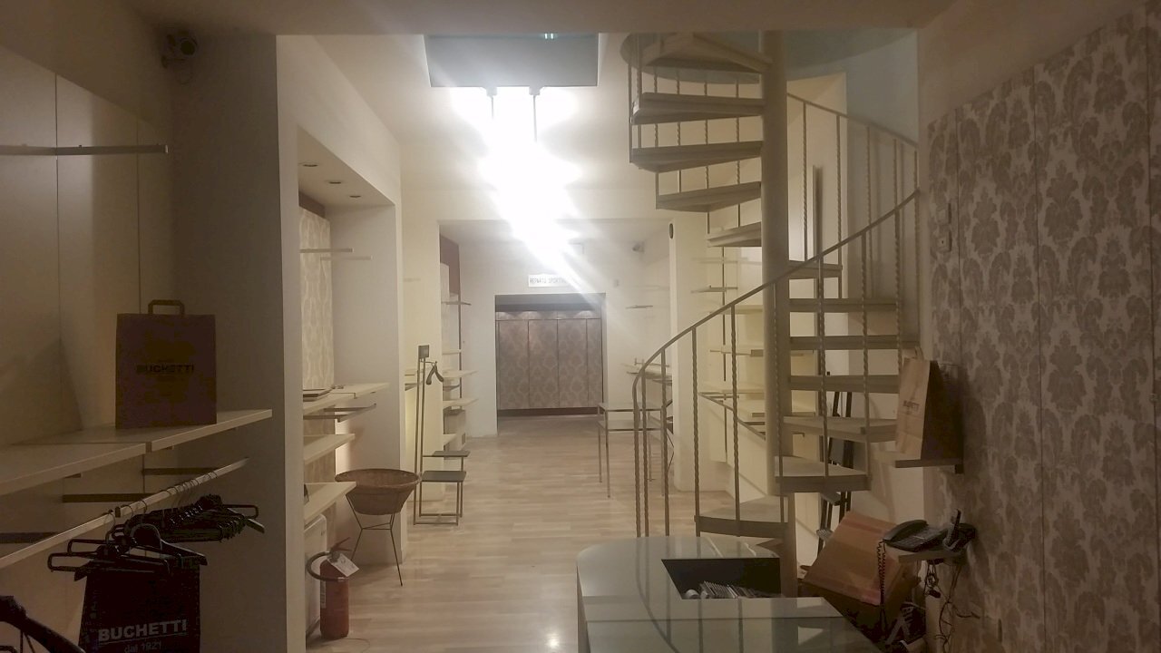 20170620_164952.jpg - Locale Commerciale Piazza San Michele, Lucca - foto 1