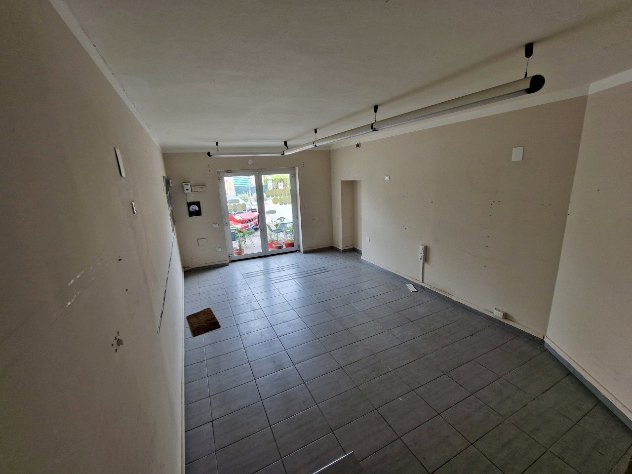 20230518_114631.jpg - Locale Commerciale Viale G. Puccini, Lucca - foto 1