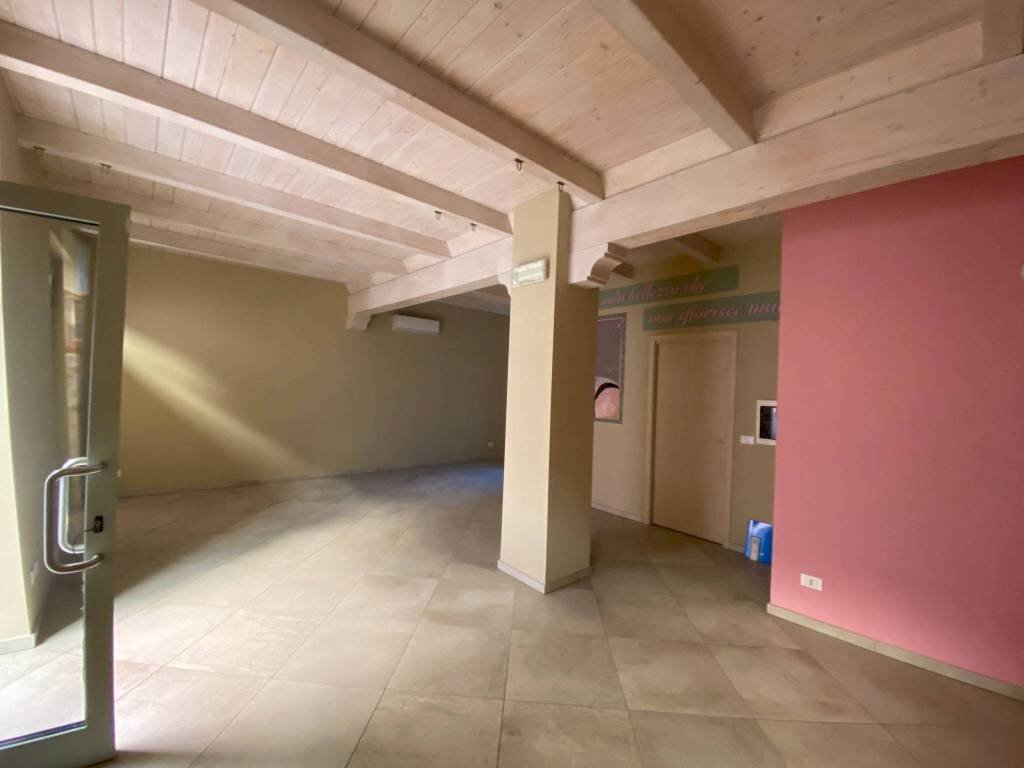 Negozio via Giovanni Demaria, 4, Chieri - foto 1
