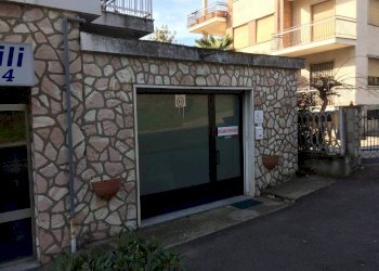 facciata - Negozio via Traforo, 30, Pino Torinese - foto 2