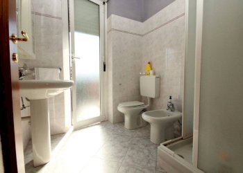 Bagno - Two-room apartment corso Bra 44, Alba - photo 15