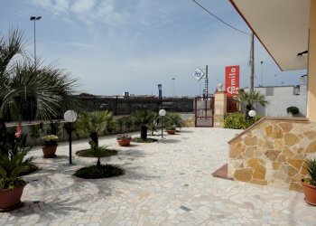 Esterno con vista supermercato.JPG - Villa Via Lecce 159, Gallipoli - foto 22