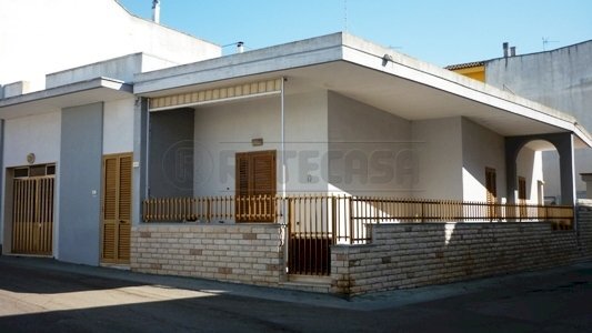 P1100198.JPG - Villa VIA V. VENETO 109, Sannicola - foto 1