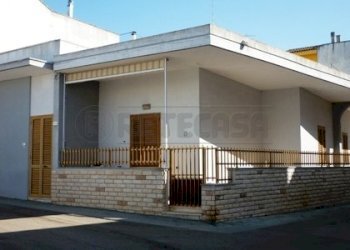 P1100198.JPG - Villa VIA V. VENETO 109, Sannicola - foto 1