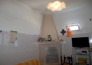 cucina e camino - Appartamento via Giuseppe Garibaldi, Matino - foto 10