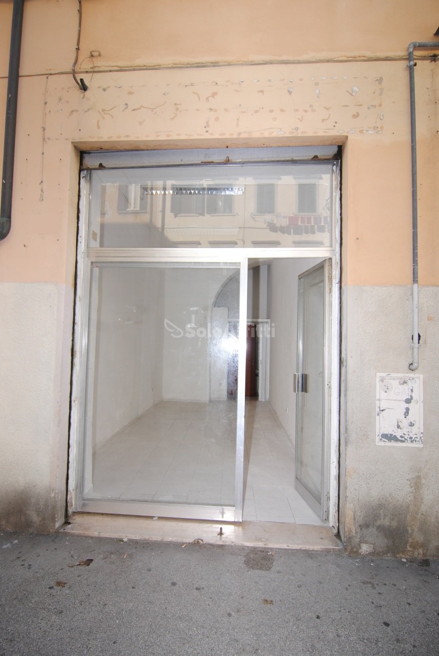 VETRINA ESTERNA - Locale Commerciale Livorno - foto 2