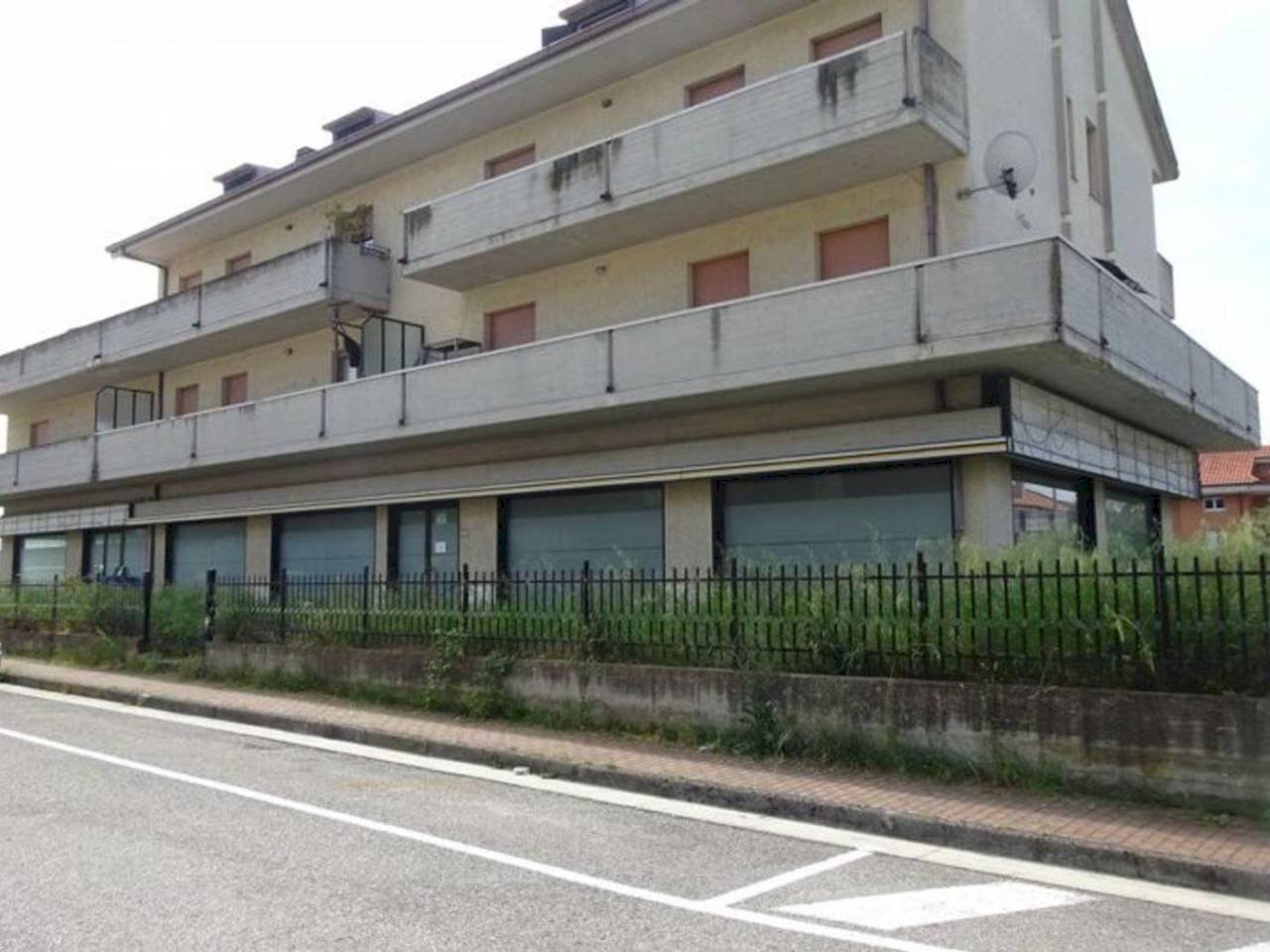 negozio con magazzino e garage dileoimmobiliare ve - Commercial Premises Colli del Tronto - photo 1