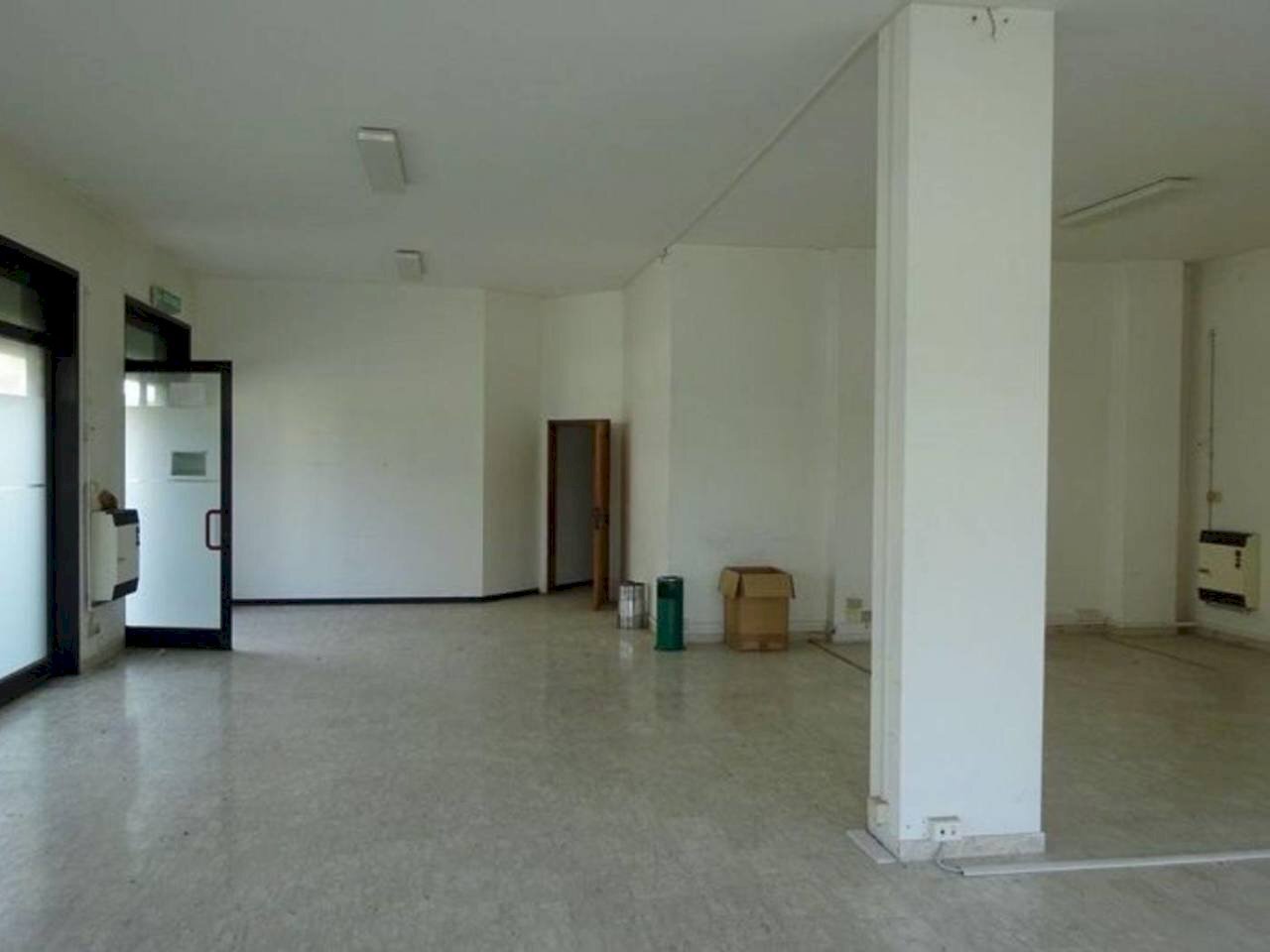 negozio con magazzino e garage dileoimmobiliare ve - Commercial Premises Colli del Tronto - photo 2