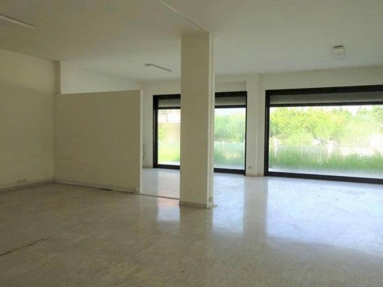 negozio con magazzino e garage dileoimmobiliare ve - Commercial Premises Colli del Tronto - photo 3