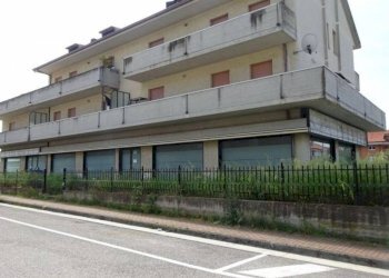 negozio con magazzino e garage dileoimmobiliare ve - Locale Commerciale Colli del Tronto - foto 1