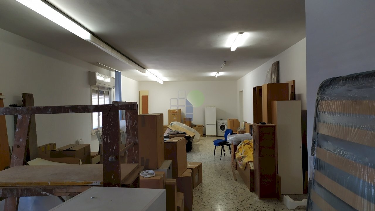 Vano finestrato - Commercial Premises Via Francesco Pera 1, Livorno - photo 3