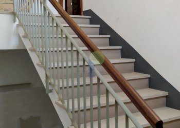 Vano scale - Locale Commerciale Via Francesco Pera 1, Livorno - foto 2