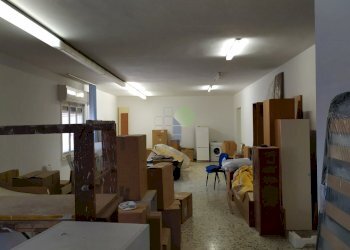 Vano finestrato - Locale Commerciale Via Francesco Pera 1, Livorno - foto 3