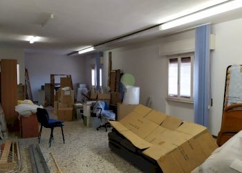 Vano finestrato - Locale Commerciale Via Francesco Pera 1, Livorno - foto 5