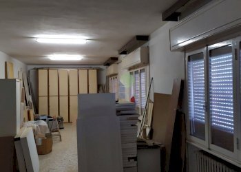 Vano finestrato - Locale Commerciale Via Francesco Pera 1, Livorno - foto 8